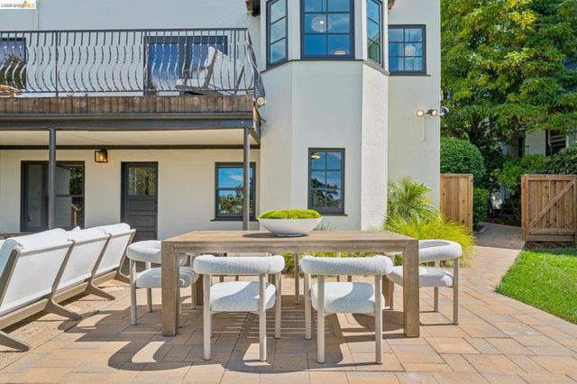 1917 Oak Crest Dr, Oakland, CA 94602