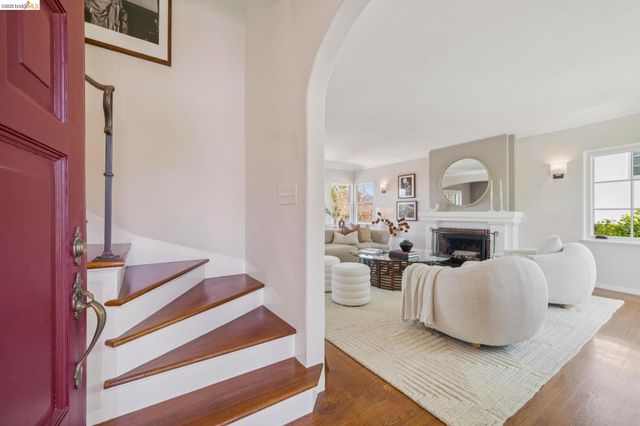 1917 Oak Crest Dr, Oakland, CA 94602