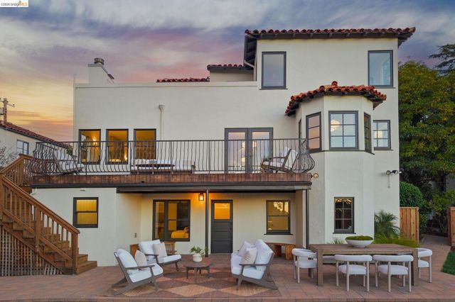 1917 Oak Crest Dr, Oakland, CA 94602
