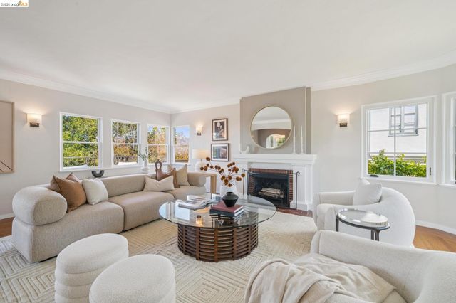 1917 Oak Crest Dr, Oakland, CA 94602