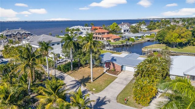 541 Bayside DR, Fort Myers, FL 33919
