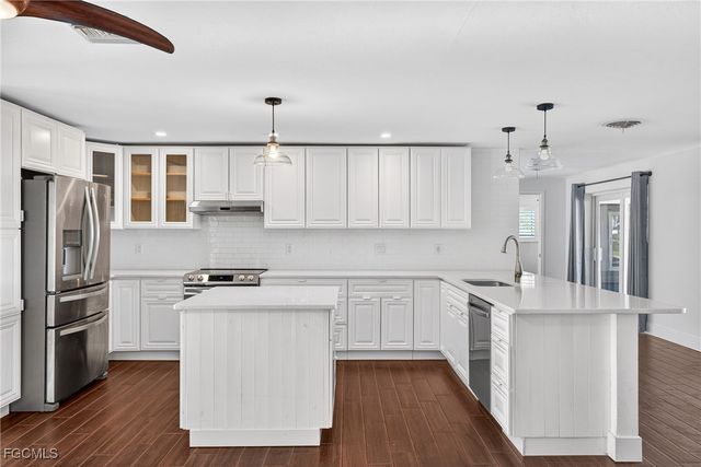 541 Bayside DR, Fort Myers, FL 33919