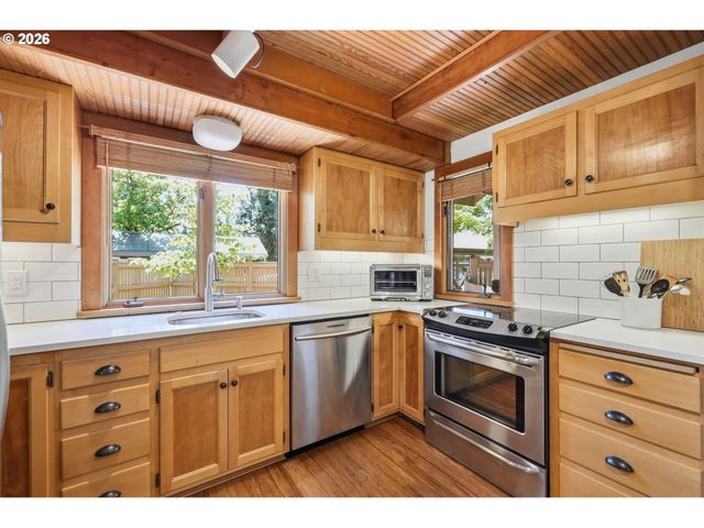 1329 HAMMOCK St, Eugene, OR 97401