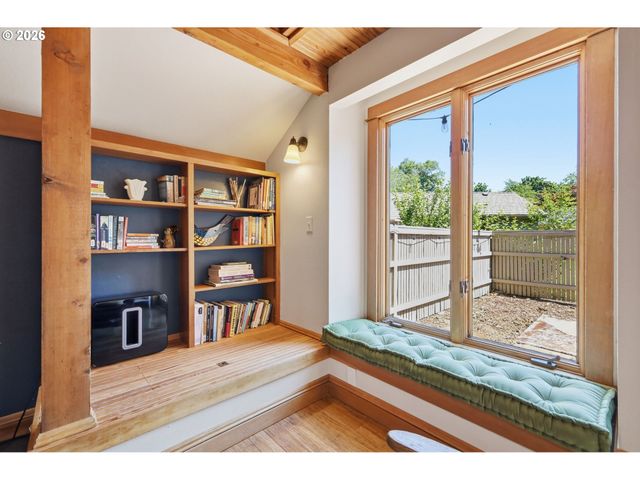 1329 HAMMOCK St, Eugene, OR 97401