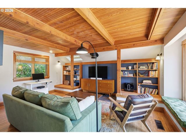 1329 HAMMOCK St, Eugene, OR 97401