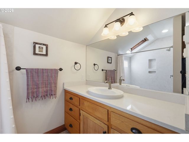 1329 HAMMOCK St, Eugene, OR 97401