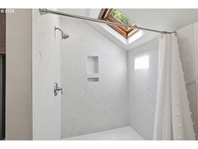 1329 HAMMOCK St, Eugene, OR 97401
