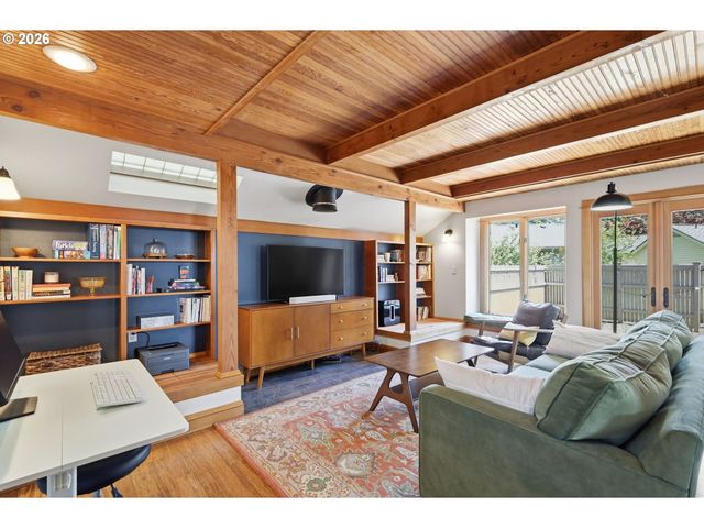 1329 HAMMOCK St, Eugene, OR 97401