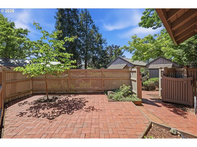 1329 HAMMOCK St, Eugene, OR 97401