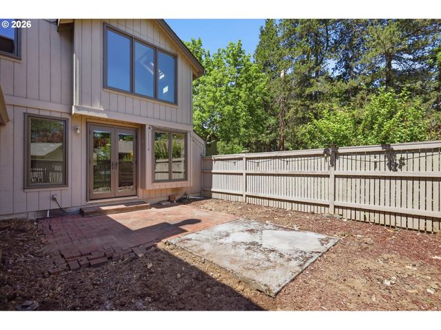 1329 HAMMOCK St, Eugene, OR 97401