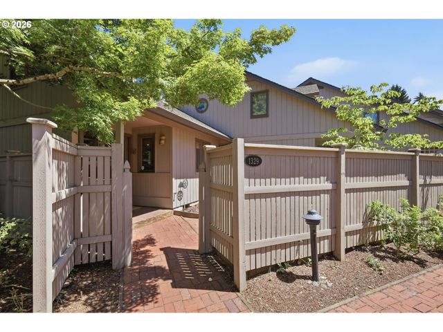 1329 HAMMOCK St, Eugene, OR 97401