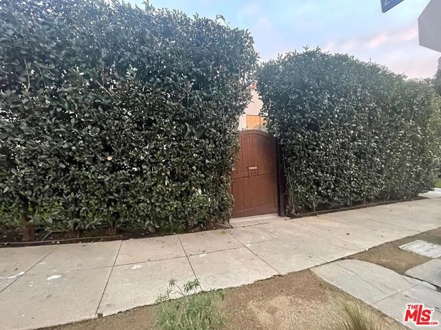 2102 S Harcourt Avenue, Los Angeles, CA 90016