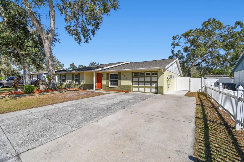 Image 4 of property listing at 3611 WISPERBREATH LANE, Tampa, FL 33619