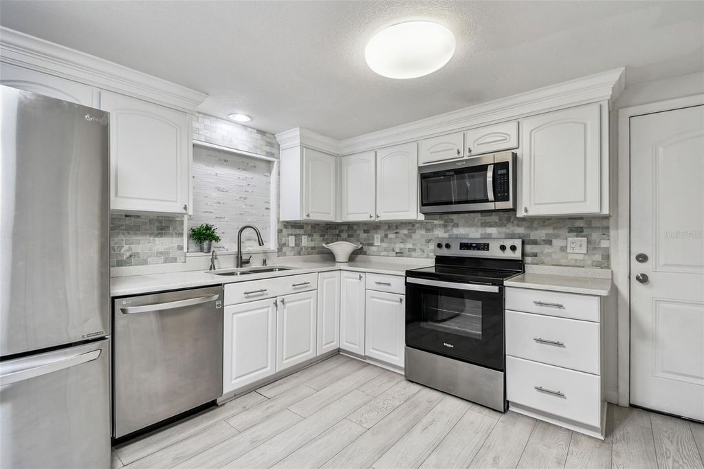 Image 6 of property listing at 3611 WISPERBREATH LANE, Tampa, FL 33619