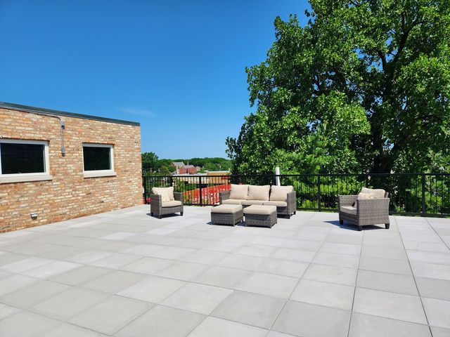 5240 N Winthrop Avenue 201, Chicago, IL 60640