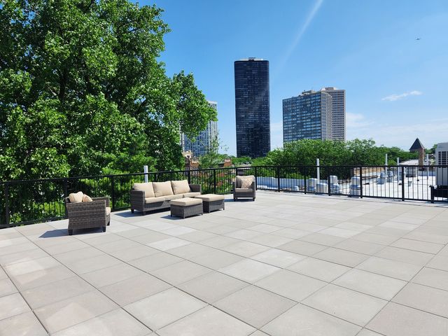 5240 N Winthrop Avenue 201, Chicago, IL 60640