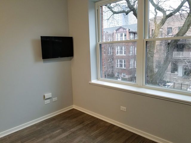 5240 N Winthrop Avenue 201, Chicago, IL 60640
