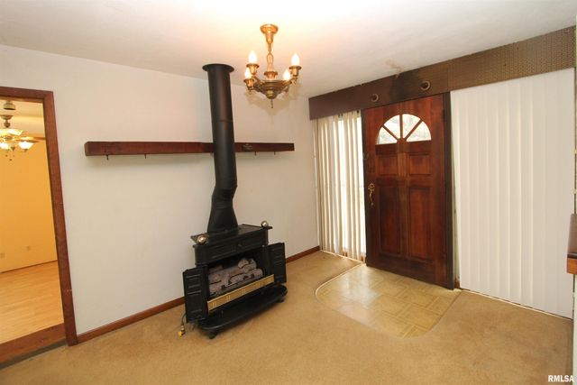 621 N STEWART Street, Creve Coeur, IL 61610