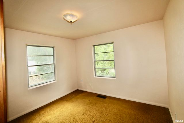 621 N STEWART Street, Creve Coeur, IL 61610
