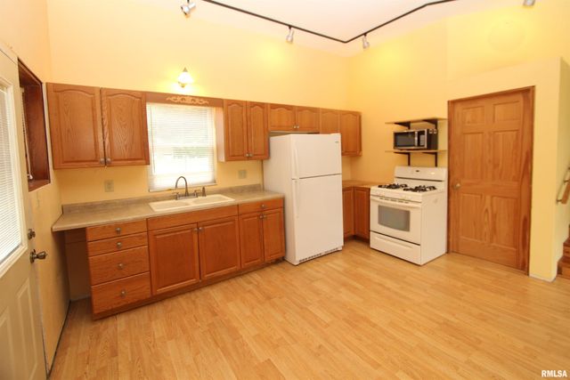 621 N STEWART Street, Creve Coeur, IL 61610