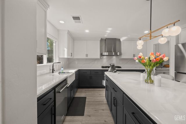 7003 Crossroads Drive, Bakersfield, CA 93312