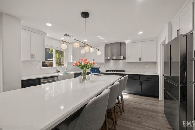 7003 Crossroads Drive, Bakersfield, CA 93312