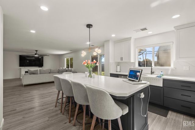 7003 Crossroads Drive, Bakersfield, CA 93312