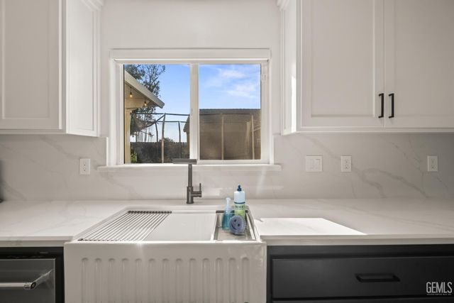 7003 Crossroads Drive, Bakersfield, CA 93312