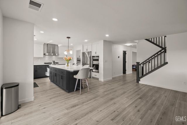 7003 Crossroads Drive, Bakersfield, CA 93312