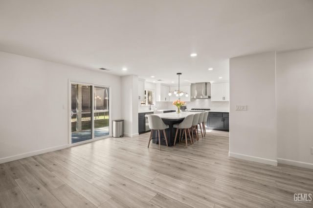 7003 Crossroads Drive, Bakersfield, CA 93312