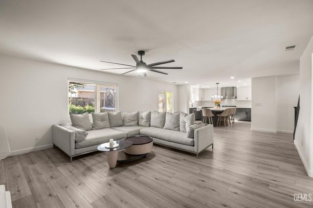 7003 Crossroads Drive, Bakersfield, CA 93312
