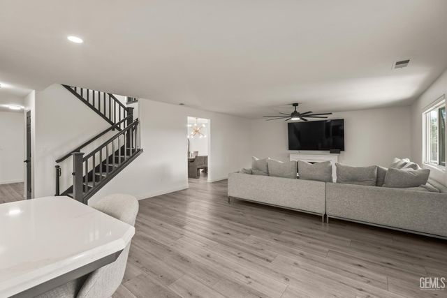 7003 Crossroads Drive, Bakersfield, CA 93312