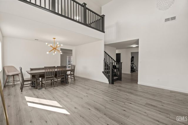 7003 Crossroads Drive, Bakersfield, CA 93312