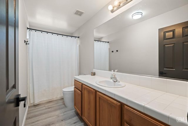 7003 Crossroads Drive, Bakersfield, CA 93312