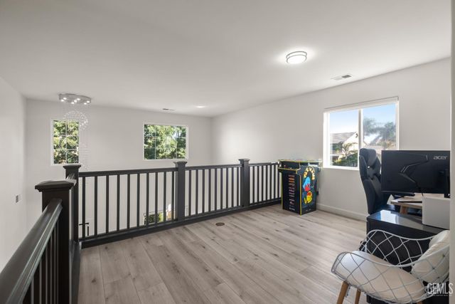 7003 Crossroads Drive, Bakersfield, CA 93312