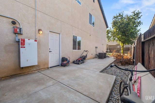 7003 Crossroads Drive, Bakersfield, CA 93312