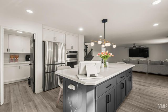 7003 Crossroads Drive, Bakersfield, CA 93312