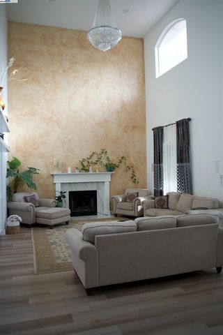 1233 Plaza Ct, Tracy, CA 95377