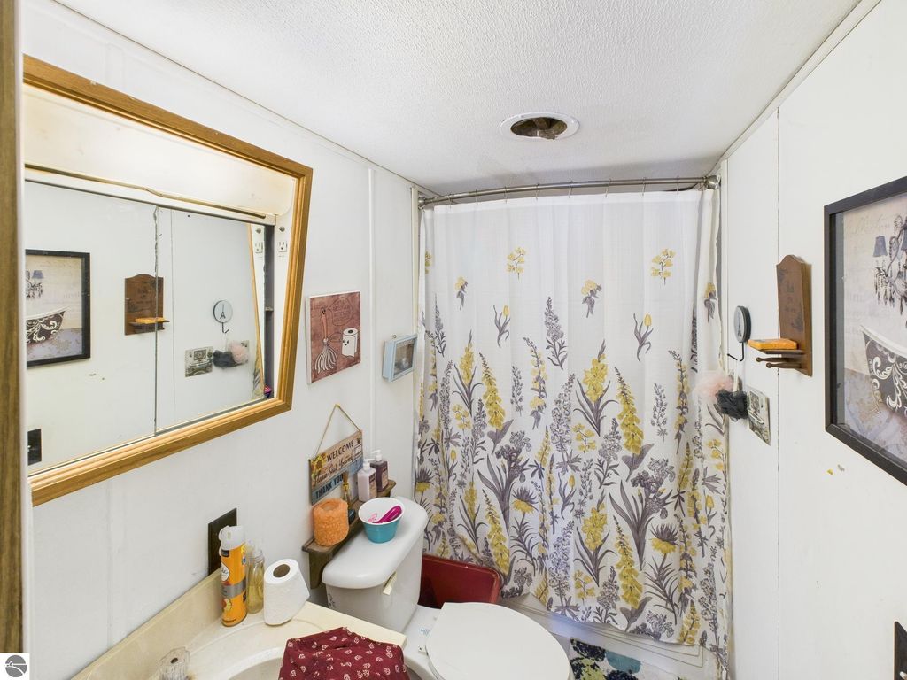 Image 11 of property listing at 5221 N Overlook Road, Northport, MI 49670