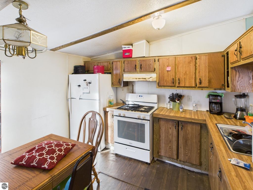 Image 12 of property listing at 5221 N Overlook Road, Northport, MI 49670