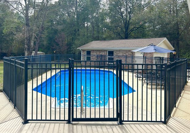 2402 Woodbine Drive, Crestview, FL 32536
