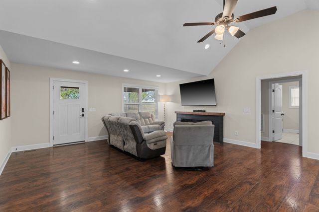 634 S Tunnel Rd, Gallatin, TN 37066