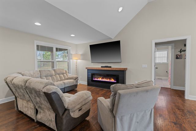 634 S Tunnel Rd, Gallatin, TN 37066