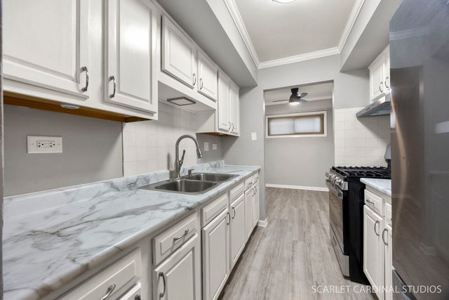 2208 Country Club Drive 6, Woodridge, IL 60517