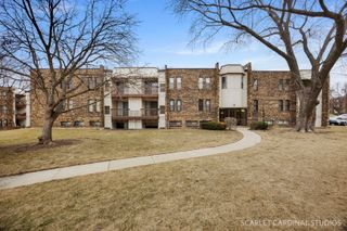 2208 Country Club Drive 6, Woodridge, IL 60517