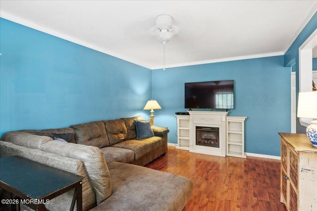 8 Long Acre Drive, Cream Ridge, NJ 08514