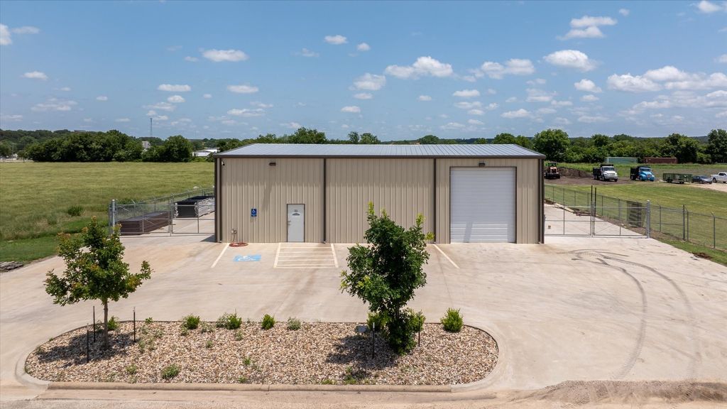 121 Progress Street, Glen Rose, TX 76043