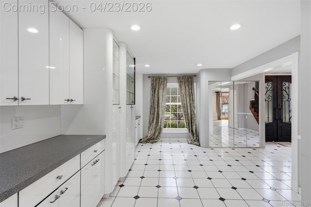 5701 Tequesta Court, West Bloomfield Charter Township, MI 48323
