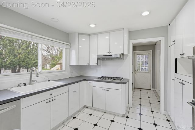 5701 Tequesta Court, West Bloomfield Charter Township, MI 48323