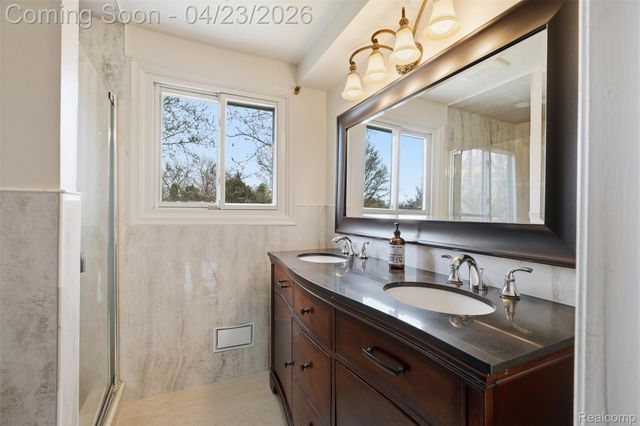5701 Tequesta Court, West Bloomfield Charter Township, MI 48323
